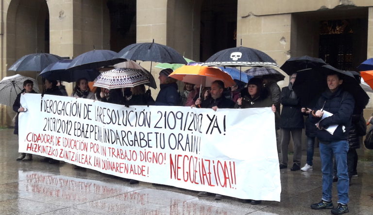 Hezkuntzako zaintzaileek Nafarroako Jauregiaren aurrean egin dute protesta