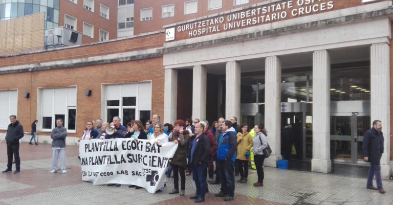 Nos hemos concentrado frente al Hospital de Cruces para reivindicar una plantilla suficiente