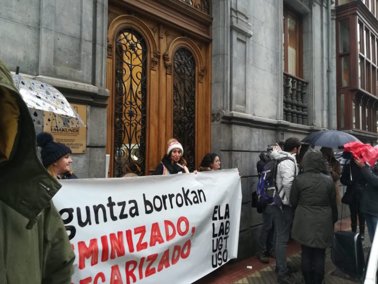 Las trabajadoras de ayuda a domicilio de Bizkaia piden a Emakunde que medie para salvar la brecha salarial