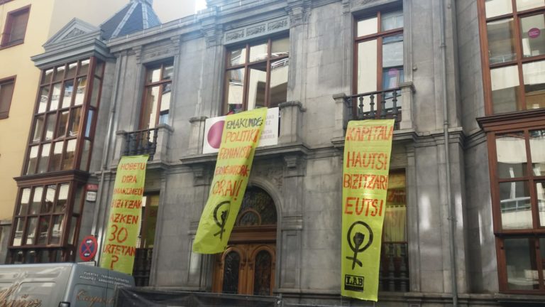 Hemos ocupado la sede de Emakunde para denunciar que la brecha salarial es un problema político