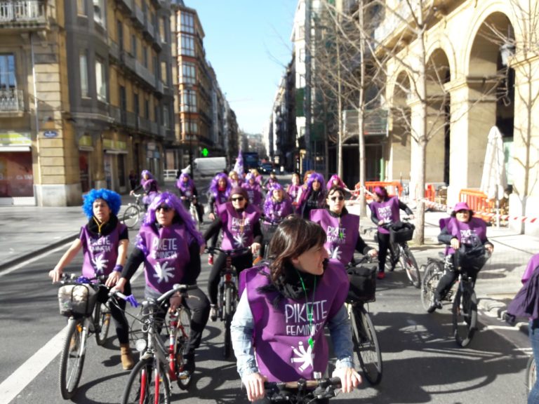 Pikete feminista egin dugu Donostian, soldata-arrakala salatzeko