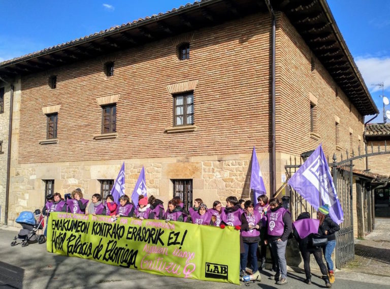 Palacio de Elorriaga hotelaren aurrean mobilizatu gara, langile bat haurdun egoteagatik egindako kaleratzea salatzeko