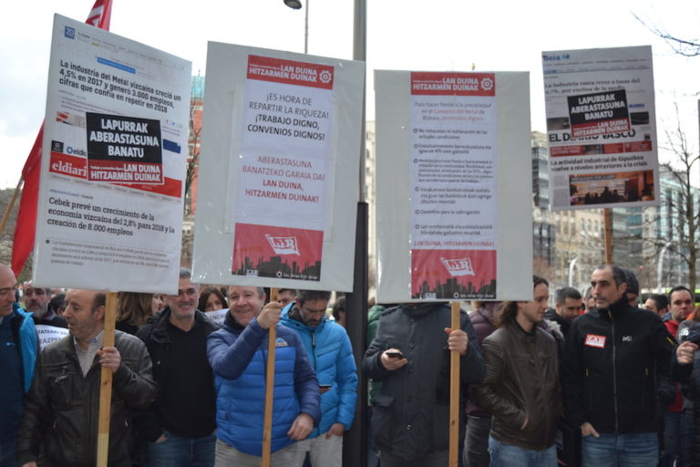 Bizkaiko Metalgintzako patronalaren aurrean mobilizatu gara, eta grebaren beharra berretsi dugu