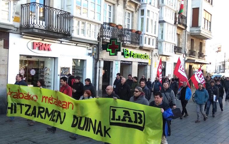 Nos hemos manifestado hasta la sede de la patronal SEA por unos convenios dignos en el metal de Araba