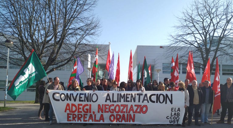 Adegiren aurrean egin dugu protesta, Gipuzkoako elikagaien eta merkataritzako hitzarmenaren defentsan