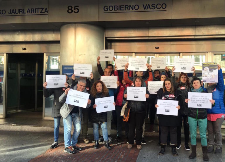 Nos hemos movilizado en la Delegación de Educación en defensa de los acuerdos firmados