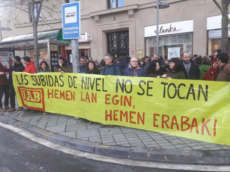 Hemos realizado una asamblea y una concentración frente a la delegación del Gobierno español para defender el acuerdo de subida de nivel de varios colectivos de la Administración de Nafarroa