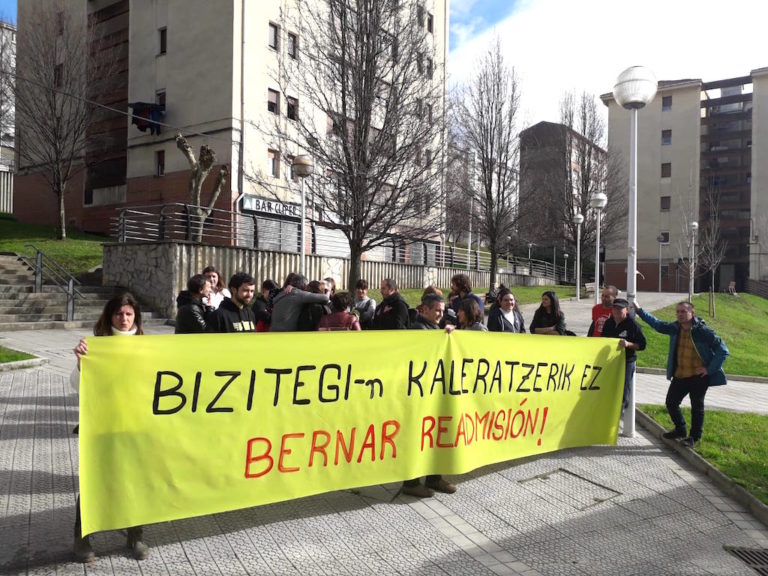 Kaleratutako langilea berronartzeko exijitu dute Bizitegi erakundearen egoitzaren aurrean