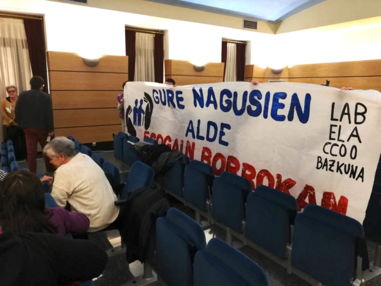 Egogain helduen egoitzako langileek Eibarko udalbatzarrera eraman dituzte euren aldarrikapenak