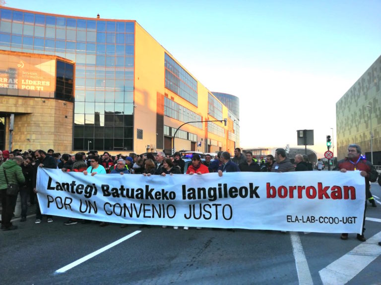 Hirugarren greba eguna dute gaur Lantegi Batuak enpresako langileek