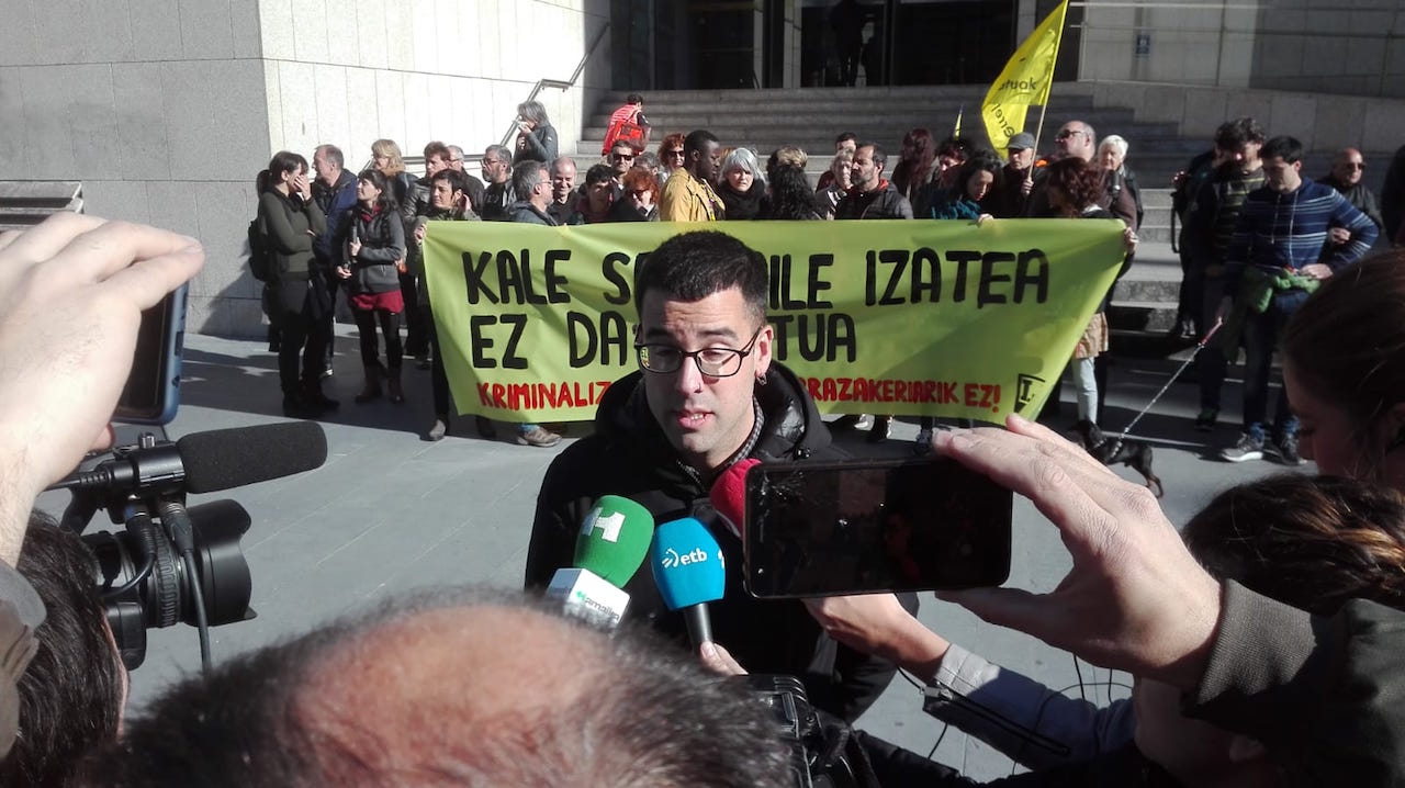 Urtzi Ostolozaga, secretario adjunto de Acci&oacute;n Social, ha tomado la palabra ante los medios.