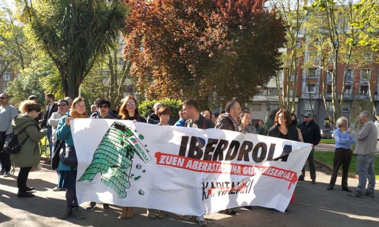 Iberdrolaren akziodunen batzarraren aurrean mobilizatu gara
