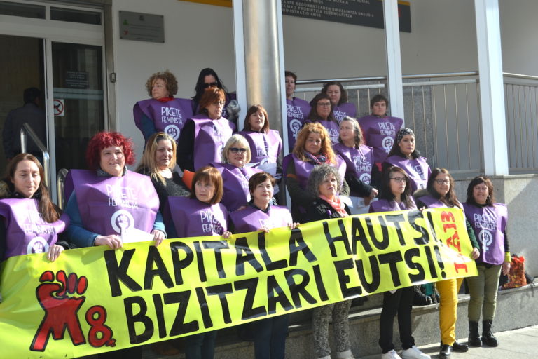 Hemos denunciado en Sestao, en la sede de la Seguridad Social, la falta de derechos que sufrimos las mujeres