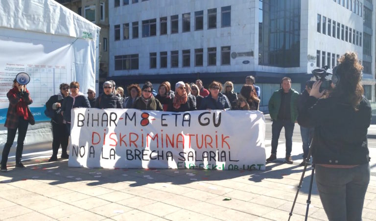 Gipuzkoako komisaldegi eta epaitegietako garbiketako langileek Jaurlaritzaren aurrean egin dute protesta, grebaren 170 egunean
