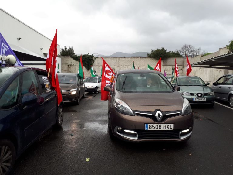 Ezkerraldetik Bilbora ibili dira protestan DIA supermerkatuetako langileak