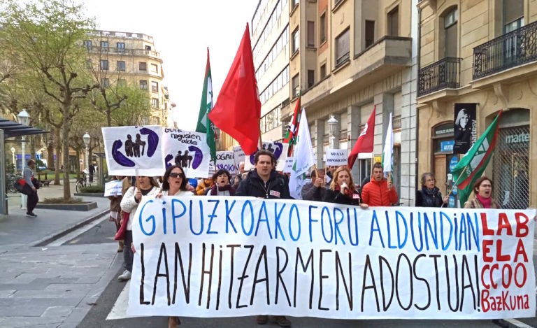 Benetan negoziatua eta adostua izango den lan hitzarmen baten alde irten dira kalera Gipuzkoako Foru Aldundiko langileak