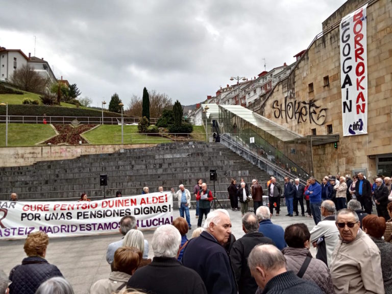 Egogain helduen egoitzako langileek Eibarko talde feministen eta pentsiodunen babesa jaso dute