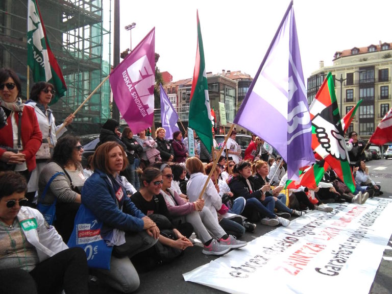 Bizkaiko etxez etxeko laguntza zerbitzuko langileek Eudelen aurrean egin dute protesta