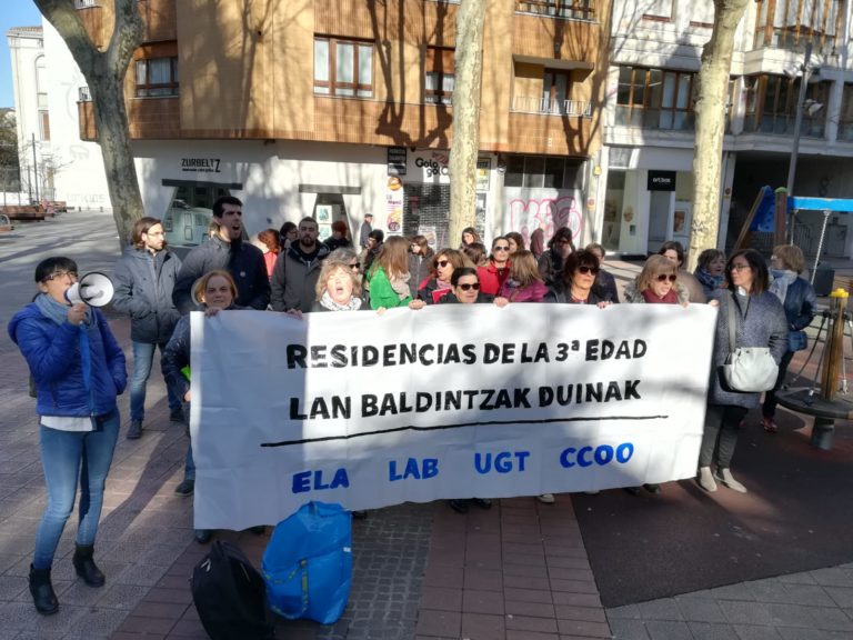 Comparecencia de las trabajadoras de residencias en la Comisión de Bienestar Social de Juntas Generales de Araba