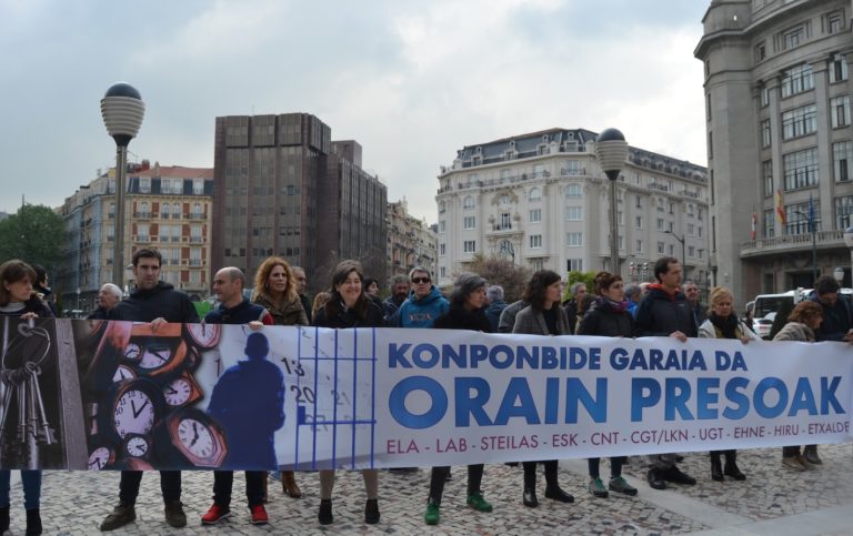 Presoen eskubideen alde mobilizatu gara Bilbon, Espainiako gobernu ordezkaritzaren aurrean