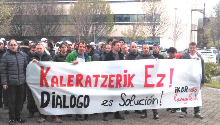 Ikor enpresako langileek elkarretaratzea egin dute Zuatzun, lantegiaren aurrean, kaleratzeak salatzeko
