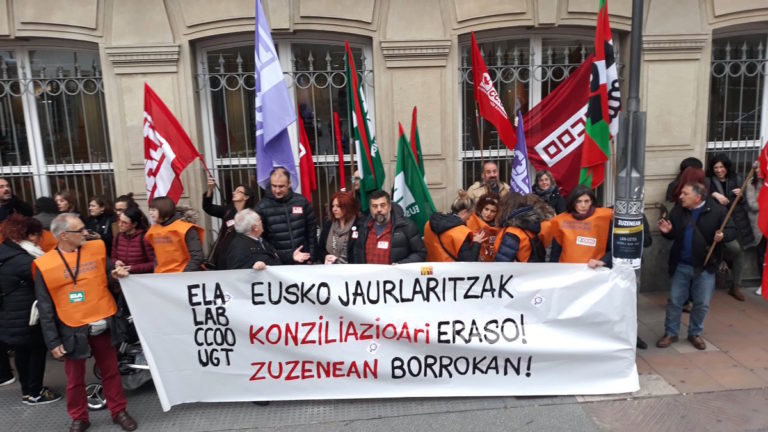 Las y los trabajadores del servicio Zuzenean denuncian ante el Parlamento de Gasteiz la imposibilidad de ejercer su derecho a conciliar la vida laboral y familiar