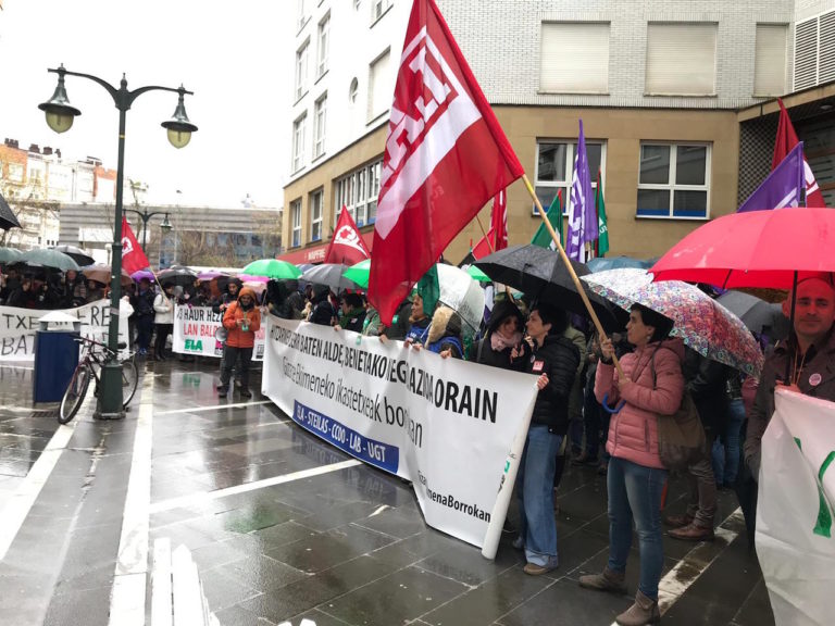 Kristau Eskolaren egoitzaren aurrean mobilizatu gara, Donostian