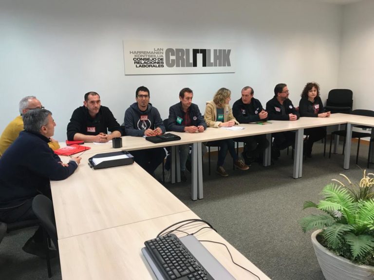 Patronalak eta Hezkuntza Sailak gaurko bilerara ez joateko hartutako erabakia arduragabekeria hutsa dela salatzen dugu