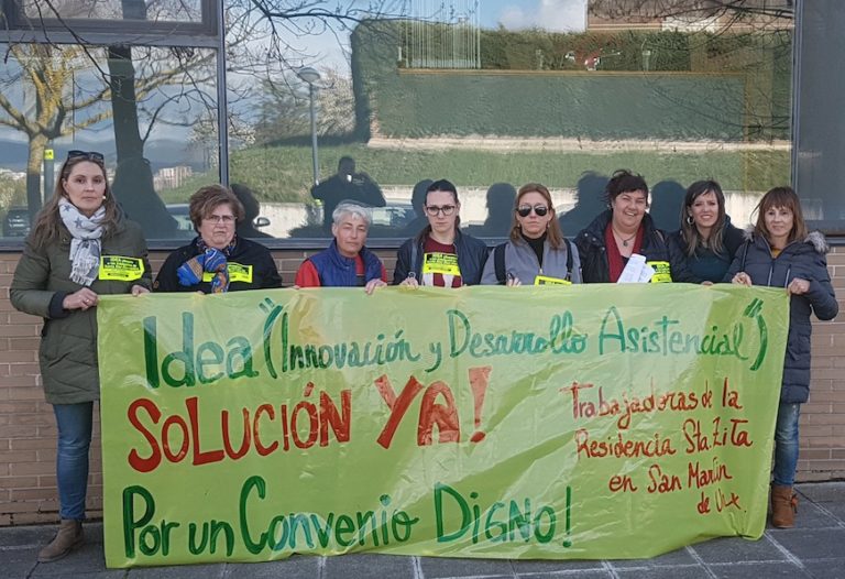 Las trabajadoras de la residencia Santa Zita se concentraron ayer ante IDEA para reivindicar un convenio digno
