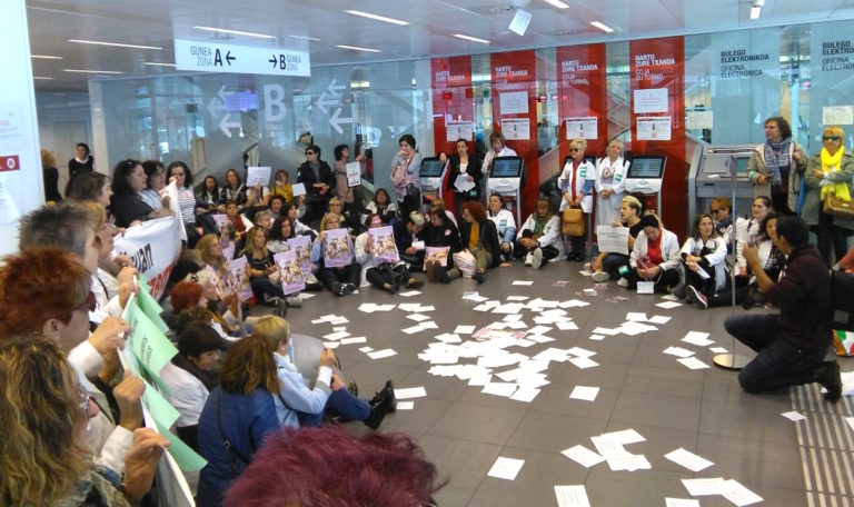 Bizkaiko Etxez Etxeko Laguntza Zerbitzuko langileek eserialdia egin dute Bilboko udaletxean