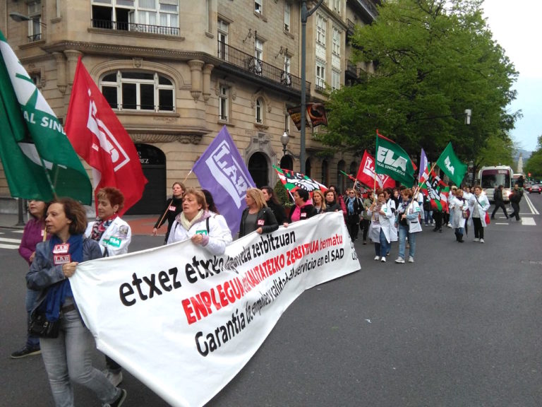 Bizkaiko Etxez Etxeko Laguntza Zerbitzuko langileek Bilboko kaleak hartu dituzte, goizean goizetik