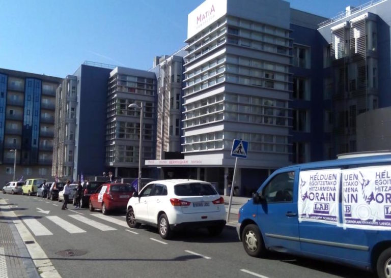 Gipuzkoako helduen egoitzetako langileak deitutako sei greba egunetatik lehena egiten ari dira gaur