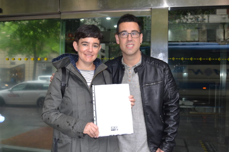 Arantxa Vazquez y Urtzi Ostolozaga, en Bilbo, antes de registrar el documento.