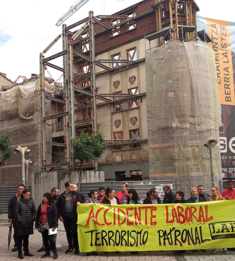 Hemos denunciado en el juzgado la situación de peligro en la que trabajan en las obras de la plaza Bide Onera de Barakaldo