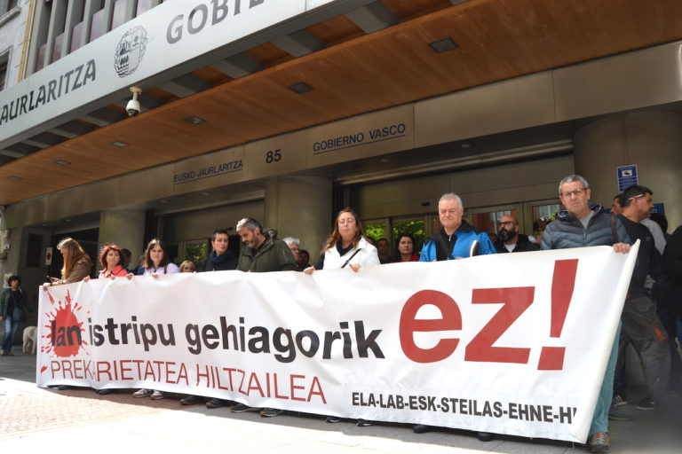 Prekarietateak hil egiten duela salatu dugu Eusko Jaurlaritzaren aurrean