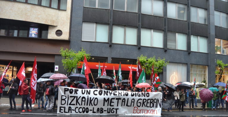 Los sindicatos nos hemos concentrado con motivo de la reunión con la patronal.