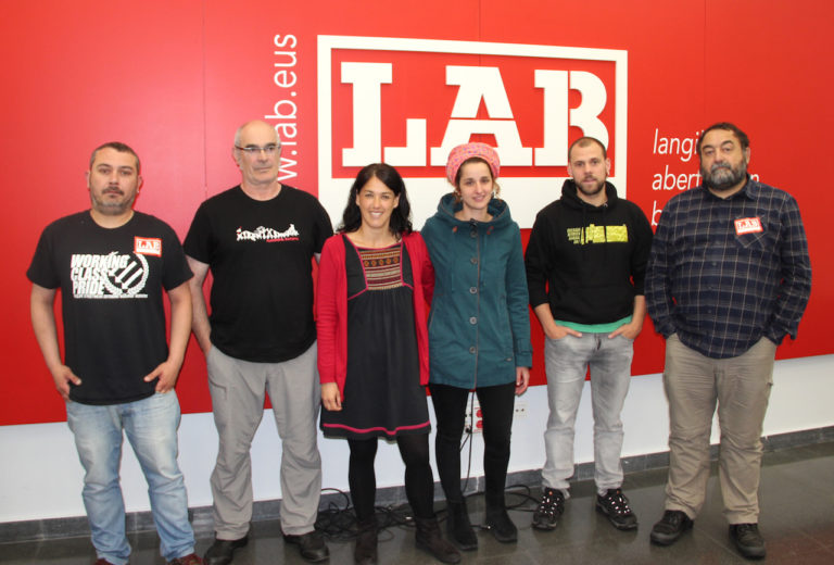 Iratxe Azkue, tercera por la izquierda, junto a Alexis Rodriguez, Jobi Alkorta, Oihane Torres, Endika Perez y Asier Goitia, todas y todos ellos representantes de LAB en la Mesa Negociadora del Metal de Bizkaia.