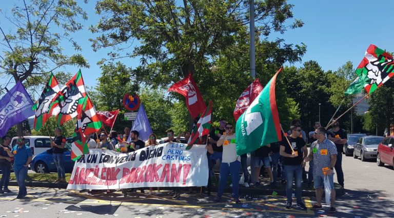 Trabajadores y trabajadoras de ITP AERO CASTINGS han realizado hoy una concentración ruidosa ante la sede de ITP en Zamudio
