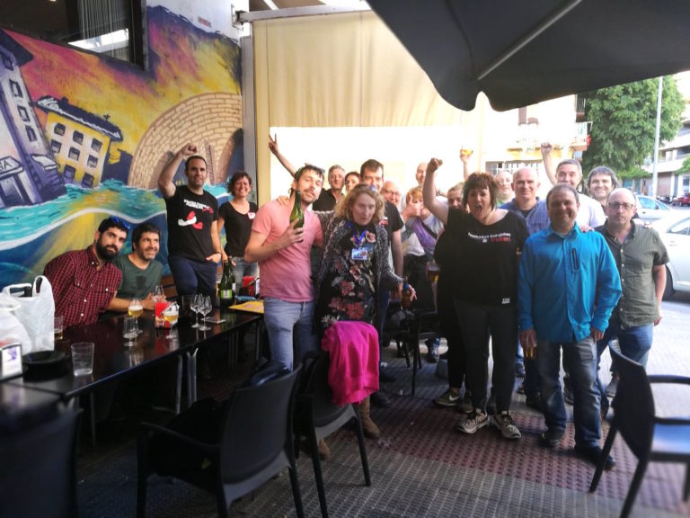 Representantes de Irakaskuntza, ayer, celebrando la victoria.