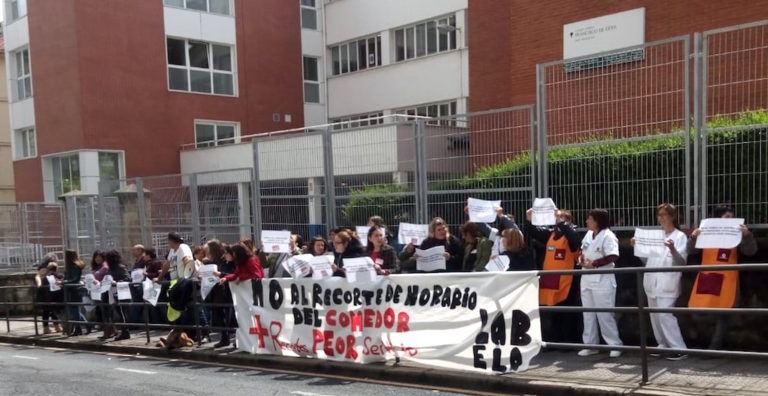 Huelga de monitoras y personal de office del comedor del colegio Francisco Goya de Otxarkoaga por los recortes en el servicio