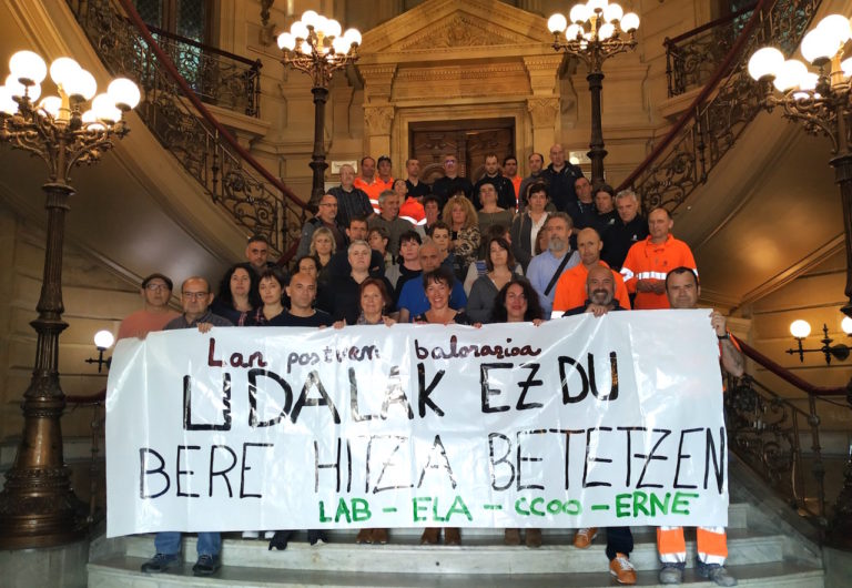 Gobernu taldeak ez dituela konpromisoak betetzen salatu du Donostiako Udaleko Langileen Batzordeak