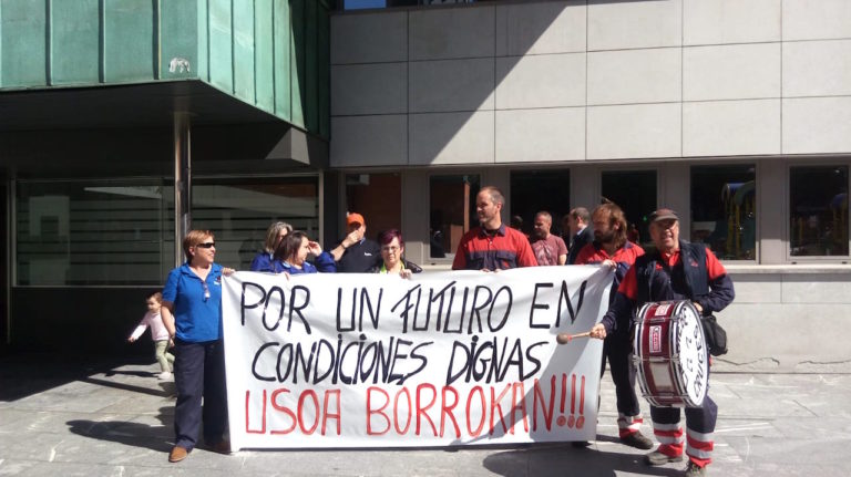 La plantilla de Usoa se moviliza ante el ayuntamiento de Barakaldo