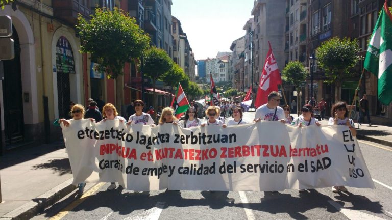 Bizkaiko Etxez Etxeko Laguntza Zerbitzuko langileek grebarekin jarraitzen dute, enplegua eta kalitatezko zerbitzuaren alde