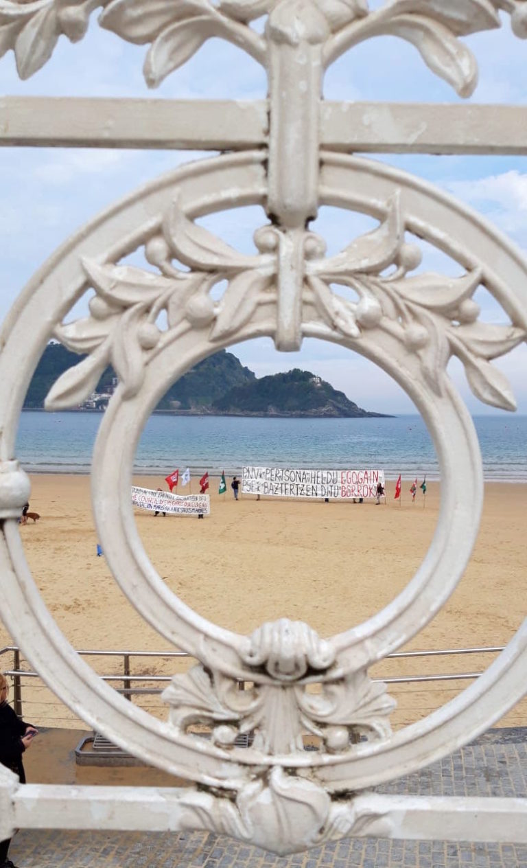 Egogain helduen egoitzako langileek Kontxako hondartzan egin dute protesta