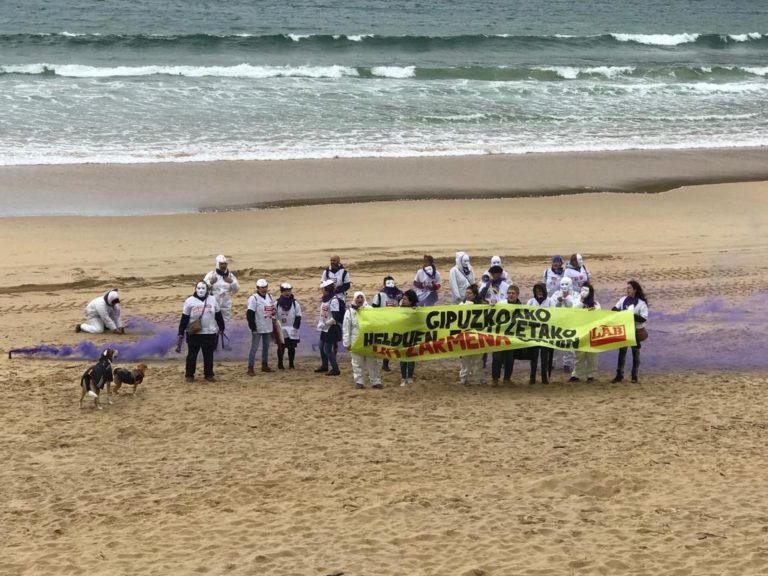 Gipuzkoako helduen egoitzetako langileek Kontxako hondartzara eraman dituzte euren aldarrikapenak