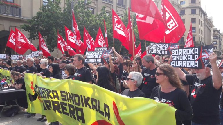 Ante las multas y las penas de cárcel, hemos reivindicado en Iruñea que el sindicalismo es más necesario que nunca