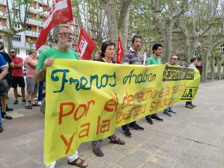 Nos hemos movilizado por el derecho a la salud y la libertad sindical en Gasteiz, en denuncia del despido del delegado de Frenos Araba
