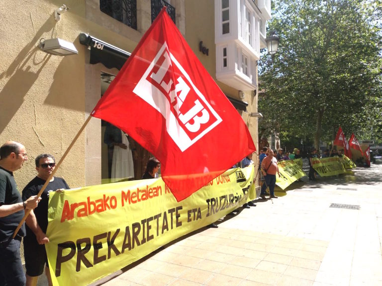 Hemos denunciado la precariedad que sufren las y los trabajadores del metal de Araba ante la patronal SEA