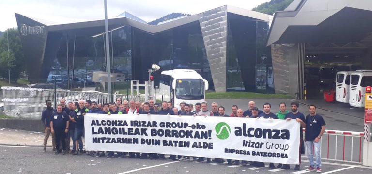 Irizarren Ormaiztegiko lantegiaren aurrean mobilizatu dira Alconzako langileak