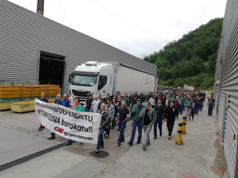 CAFeko langileek bi orduko lanuztea egin dute Beasainen eta Irunen, lan hitzarmenaren alde